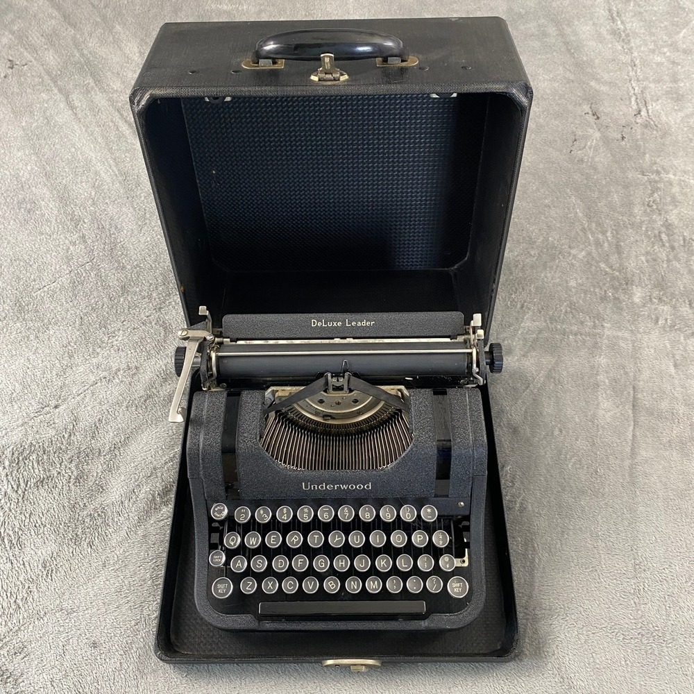 Antique 1940s Underwood Typewriter DeLuxe Leader Portable Manual Case Vintage